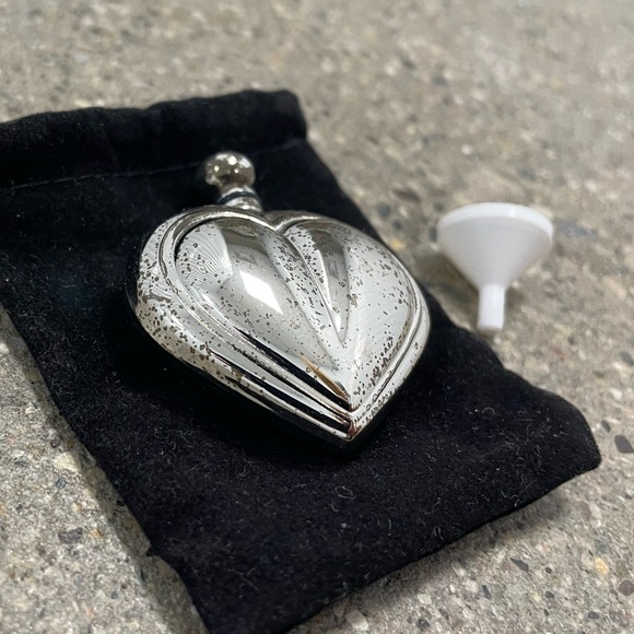 Vintage Silver-tone Heart Shaving Perfume Decanter W/ dabber & carrying bag - Picture 4 of 10
